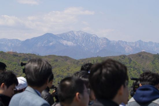 금강산전망대에서 취재진과 군 관계자가 금강산을 바라보고 있다.<이미지출처:연합뉴스 >