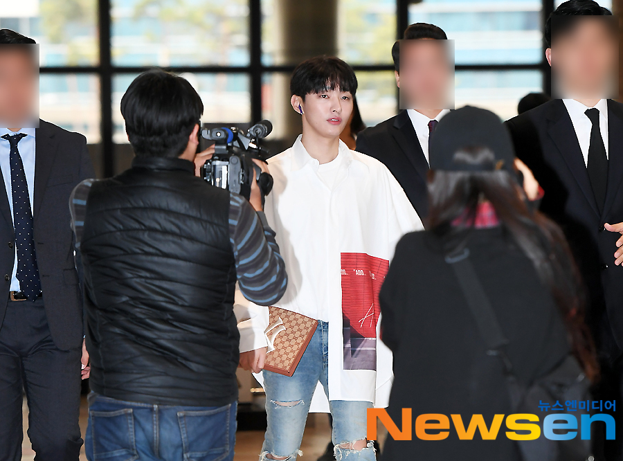 Singer Yoon Ji-sung is leaving for Japan through Gimpo International Airport in Gangseo-gu, Seoul on April 28th.Jung Yu-jin