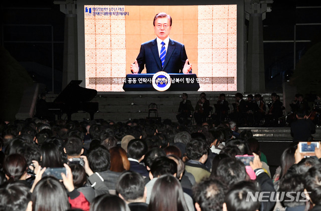 【판문점=뉴시스】사진공동취재단 = 27일 경기도 파주시 판문점에서 열린  '4.27 판문점선언 1주년 기념식'에서 참석자들이 문재인 대통령의 영상 메시지를 시청하고 있다. 2019.04.27.  photo@newsis.com