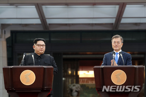 【판문점=뉴시스】전신 기자 = 문재인 대통령과 김정은 국무위원장이 27일 경기도 파주 판문점 평화의집 앞에서 판문점 선언을 발표 하고 있다. 2018.04.27.   photo1006@newsis.com