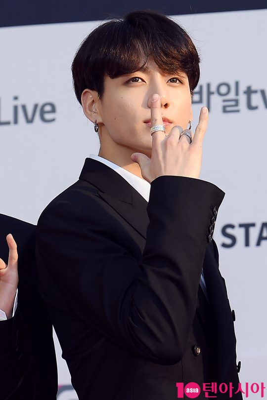 Jungkook of group BTS was named Idol to Game Together.BTS Jungkook ranked first in the Iran survey, What idol do you want to play together?In the survey, which included a total of 15,76 people, Jungkook was ranked as an idol who wanted to game together with 7422 votes (70 percent of the votes).Following Jungkook, Park Jihoon received 2325 votes (22%) and Sakura Miyawaki of Aizuwon received 720 votes (70%).Seventeen Wonwoo, Kwon Hyun Bin, and Exo Baek Hyun were the candidates in the survey, but they all recorded only 1% of the vote.The results of each survey can be found in the POLL menu on the idol chart, and a questionnaire is being conducted under the theme of What idols want to come to the university festival?
