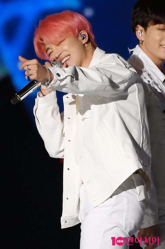 Group BTS Jimin attended the SBS Super Concert held at Gwangju World Cup Stadium on the afternoon of the 28th.The event was attended by BTS, Momo Land, Aizone, Enflying, Nature, The Boys, Twice, Tomorrow By Together, Hong Jin Young and Cherry Blet.