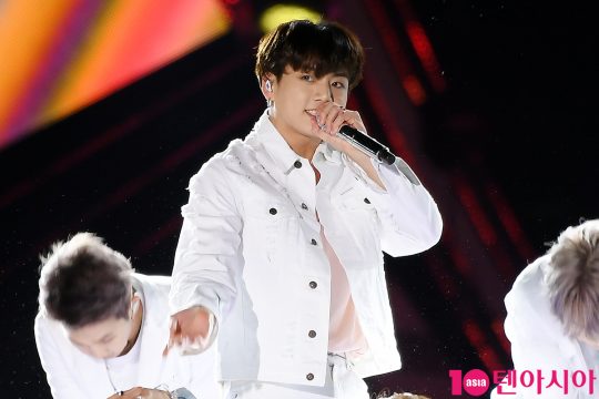 Group BTS Jungkook attended SBS Super Concert held at Gwangju World Cup Stadium on the afternoon of the 28th.The event was attended by BTS, Momo Land, Aizone, Enflying, Nature, The Boys, Twice, Tomorrow By Together, Hong Jin Young and Cherry Blet.