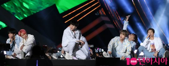 The group BTS attended the SBS Super Concert held at the Gwangju World Cup Stadium on the afternoon of the 28th.The event was attended by BTS, Momo Land, Aizwon, Enflying, Nature, The Boys, Twice, Tomorrow By Together, Hong Jin Young and Cherry Blett.