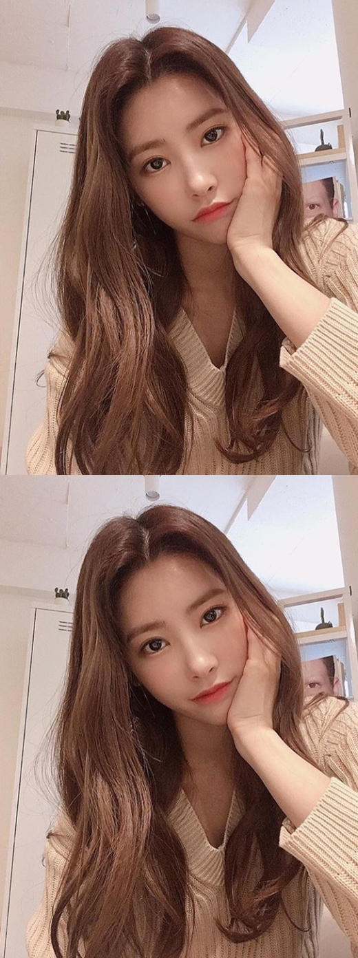 Girl group DIA Eunjin boasted an extraordinary beauty.Eunjin posted two photos on her Instagram page on Monday afternoon.In the open photo, Eunjin poses looking at the camera; Eunjin, who looks at the camera with his chin on, boasts a sharp eye.In the beauty of Eunjin, who is smiling, a beautiful atmosphere flows.Meanwhile, DIA, which Eunjin belongs to, recently acted as Wowa.