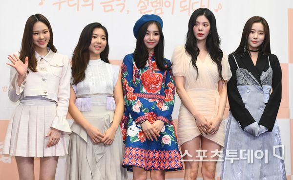 TVNs new entertainment program Working Room production presentation was held at Stanford Hotel in Sangam-dong, Mapo-gu, Seoul on the afternoon of the 29th.Singer Ko Sung-hee, Stella Jang, ID, Jang Jae-in and Cha Hee pose at the production presentation.
