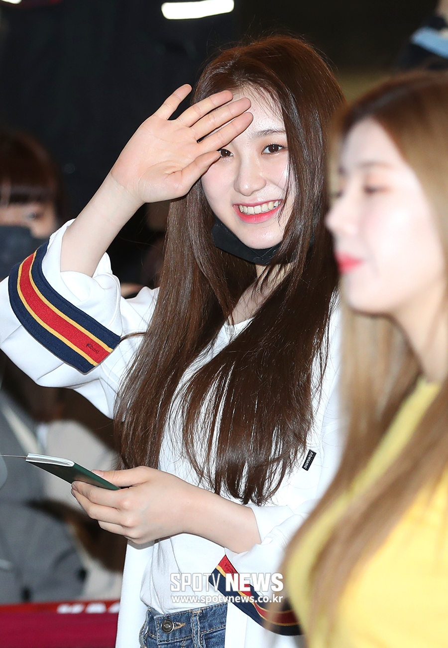Girl group IZ*ONE is leaving for Japan via Gimpo International Airport on the morning of the 29th, with a fan meeting schedule. IZ*ONE Lee Chae-yeon poses.