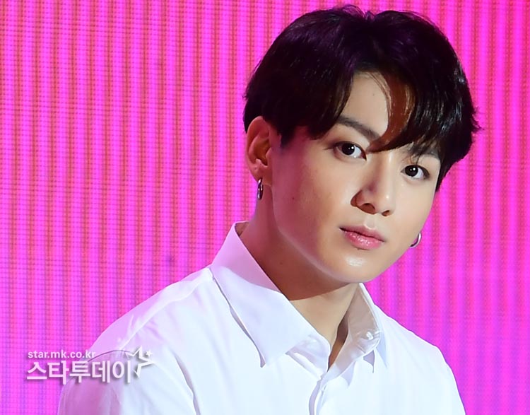 Group BTS member Jungkook was selected as the Idol to Game Together.Jungkook was ranked # 1 in the Iran survey, What idol do you want to play together?After Jungkook, singer Park Ji-hoon from the group Wanna One won 2325 votes (22%), and group Aizuwon member Miyawaki Sakura won 720 votes (7%,).Miyawaki Sakura is famous for his game mania, nicknamed Kura.In addition, Seventeen Wonwoo, JBJ Kwon Hyun Bin, and Exo Baek Hyun were nominated in this survey.On the other hand, the idol chart is currently conducting a questionnaire on the theme of Iran what idols want to come to university festivals?PhotosDB