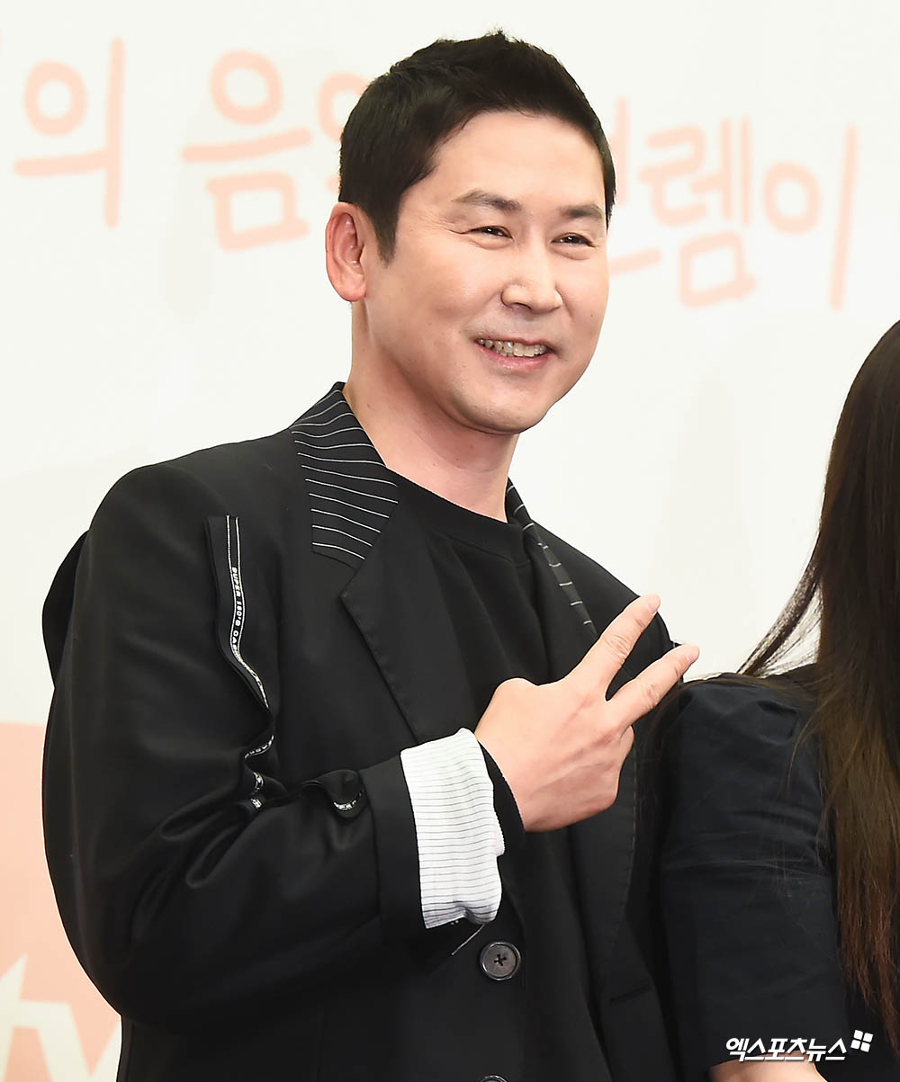 Shin Dong-yup, a broadcaster who attended the TVN entertainment program Working Room production presentation held at Stanford Hotel in Sangam-dong, Seoul on the afternoon of the 29th, has photo time.