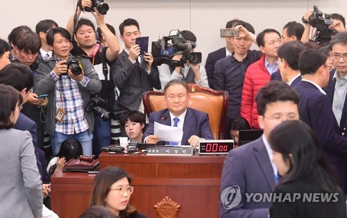 사개특위 전체회의 (서울=연합뉴스) 이진욱 기자 = 29일 국회에서 이상민 위원장 주재로 사법개혁특별위원회 전체회의가 열리고 있다. 2019.4.29 cityboy@yna.co.kr
