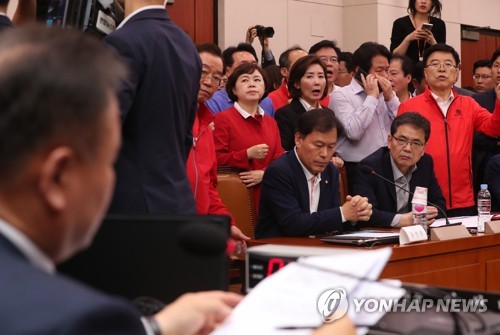 이상민 위원장에게 항의하는 자유한국당 의원들 (서울=연합뉴스) 이진욱 기자 = 29일 국회에서 열린 국회 사법개혁특별위원회에서 이상민 위원장이 본청 220호에서 507호 문화체육관광위원회 회의실로 장소를 옮기고, 질서유지권을 발동한 뒤 나중에 출입을 허용하자 자유한국당 의원들이 거세게 항의하고 있다. 2019.4.29 cityboy@yna.co.kr