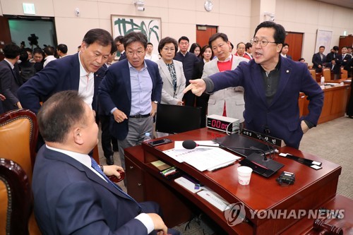 항의하는 자유한국당 의원들 (서울=연합뉴스) 이진욱 기자 = 29일 국회에서 열린 국회 사법개혁특별위원회에서 이상민 위원장이 본청 220호에서 507호 문화체육관광위원회 회의실로 장소를 옮기고, 질서유지권을 발동한 뒤 나중에 출입을 허용하자 자유한국당 의원들이 거세게 항의하고 있다. 2019.4.29 cityboy@yna.co.kr