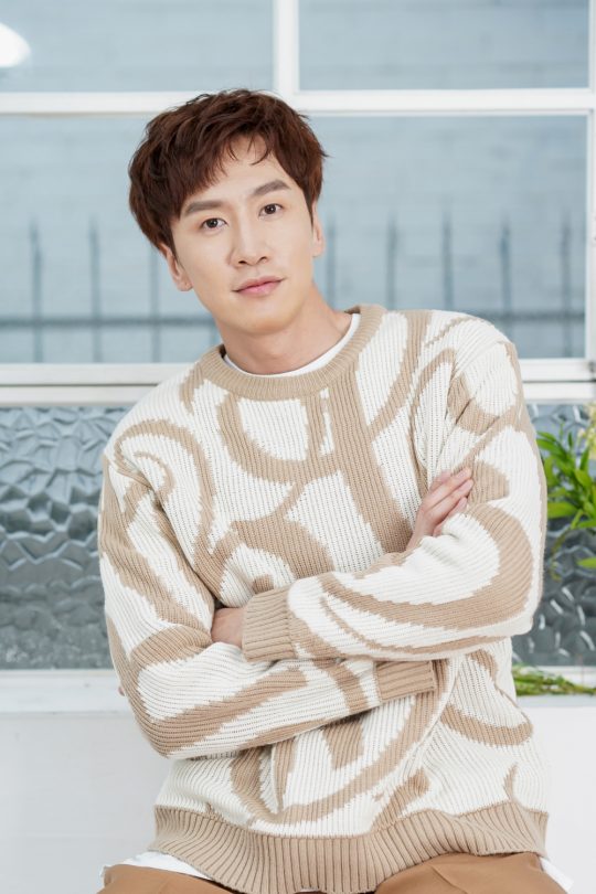 Lee Kwang-soo, who jumps around with a 190cm tall height on SBS Running Man.The image of the entertainer is so strong, but the main business is Actor who has been Acting various characters.In the 2015 film Collective Invention, he appeared in a fish mask and became a fish man. In the works of Noh Hee-kyung, he played a young man with Tourette syndrome (SBS Its OK, Im Love), Kim Hye-jas youngest son (tvN Dee My Friends), and the Earth Police (tvN Live).Lee Kwang-soo added another character to his filmography through the film My Special Brother (director Yook Sang-hyo), which deals with disability with an unspecial perspective.He is a five-year-old man with intelligence. He does not want to act more because he is a person with disabilities, but focuses on the pure nature of Donggu.I met Lee Kwang-soo, who is waiting for the release of My Special Brother, on the 1st of next month with a calm heart despite the frenzy of Avengers: Endgame sweeping the theater.10. Running Man made the image of the entertainer strong and worried when he first came to the area.Lee Kwang-soo: Yes, but there was always such concern besides this work. It was worse for my special brother.I worry that my image will make the character a comic by my own existence. But I felt a lot and liked the scenario.I thought I could not change the thoughts around me from the past, but I started to appear because I thought that once I started to lock me up, I would never end.10. What part of you is so greedy?Lee Kwang-soo: The story of a bloodless brother, a story that was good and happy about friends and others, even if not really brothers or family.I wanted to solve things I did not know about developmental disabilities.10. He said that he did not refer to the characters who had previously acted as developmental disabled persons.Lee Kwang-soo: Yes, but the burden was great because there were real characters. I asked him to create new characters instead of being trapped in real characters.10. Did you make itwith the most emphasis on what?Lee Kwang-soo: Its a part that doesnt caricature disability, which, as a comedy film, may be a weakness but I think thats the strength of our film.I didnt think I should over-act on the scene that seemed funny, either, and I kept talking to the director about the line between comedy and comics.10. I saw an article in the movie Collective Invention that I was able to take another hand when I was holding a cup because I thought it would become more slippery when I was Acting a fish.I thought it was more detailedand more imaginative than I thought. Im sure that Actor would havea special concern this time.Lee Kwang-soo: Dongguan is good at Sooyoung, and I wanted Dongguan to get better and healthier once he was to be able to get Sooyoung back.(Laughing) I worked hard, and most of all, I wanted to look natural when I was pushing a wheelchair with my brother because he was a character who had been with Seha (Shin Ha-kyun) for 20 years.Somehow, there seemed to be some know-how of Donggu.I wanted to include details so that it would be very mechanical, really old, because it was a movie, but when I held my brother, I supported him with a knee in a specific motion, or every day.I wanted it to look like it was really old.10. In the final scene, the breathing of three people, Dong-gu, Se-ha, and Mi-hyun (Iso-myeon), is also impressive.Lee Kwang-soo: The only free-shot god in the entire movie, after a take, the director was satisfied with us and did not shoot any more.The three of them were breathing well after the second half of the film, with no rehearsals.10. The experience of watching Shin Ha-kyuns Acting in the near future seems to have been special.Lee Kwang-soo: I was also special for Acting because Ha Kyun liked his brother.However, there were many parts that I wanted to act while watching the natural appearance of the field outside of Acting, and I felt that I wanted to be a senior when I saw how to deal with my juniors.Ha-gyun tends to be a good friend. He gives me birthdays, texts to cheer me up. After a hard shoot, I buy you a drink.10. What kind of scenes did you buy me a drink?Lee Kwang-soo: There were so many scenes we were shooting together, so there were not many scenes we were shooting alone, but after that, I bought a drink.I went to the House of Responsibility (the space where Dong-gu and Seha live in the play) and there was a scene of crying, and after taking such a sad scene, my brother bought me a drink because he worked hard.Personally, it is the most memorable scene, and the scene of lying alone in bed and looking at the sky was saddened by the combination.10. Acting and appearing in the arts for nine years. Is it hard to do it in parallel?Lee Kwang-soo: I am grateful. I shoot every Monday, and its not hard to be a routine for too long.I think that I can do interview here and that it is because of Running Man that I continue to appear in the work including this work, so I try harder in the field.10. Is there anything really bad about the image of an entertainer who has appeared in numerous works?10. I think that I should be very careful about talking together.Lee Kwang-soo: It becomes more and more so in life, wanting to make no mistakes and yes, trying to make sure the other person is not seriously hurt by small mistakes.I am more careful that there are people who think that I am really like that in Running Man.10. So, is this a very careful look?Lee Kwang-soo: I dont think so, not this much ... theres a difference (laughing)10. I wonder who the special brother is to Lee Kwang-soo than the movie.Lee Kwang-soo: My brother...? (Laughs) Other than that, I rely a lot on my brother (Joe) personality. I ask when there is a big thing. Again, he shared my concerns.But he said he wanted to try.10. What is your dream as an Actor?Lee Kwang-soo: Not as an entertainer, but as an Actor or dream? I get a lot of questions like that, but what to say, I am good, grateful and happy now.I think its hard to keep this. The first thing I want to do is to keep my happiness apart from what I want to grow further with Acting.10. The confrontation with the Avengers: Endgame is inevitable.Lee Kwang-soo: Ill see the Avengers, too. I like figures, so Ive seen Infinity War and Captain Marvel. I dont think we can both. (Laugh)10. How do you want my special brother to reach the audience?Lee Kwang-soo: I just wish I felt good, I hope everyone is happy for two hours.
