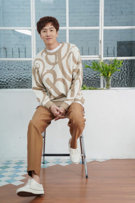 Lee Kwang-soo, who jumps around with a 190cm tall height on SBS Running Man.The image of the entertainer is so strong, but the main business is Actor who has been Acting various characters.In the 2015 film Collective Invention, he appeared in a fish mask and became a fish man. In the works of Noh Hee-kyung, he played a young man with Tourette syndrome (SBS Its OK, Im Love), Kim Hye-jas youngest son (tvN Dee My Friends), and the Earth Police (tvN Live).Lee Kwang-soo added another character to his filmography through the film My Special Brother (director Yook Sang-hyo), which deals with disability with an unspecial perspective.He is a five-year-old man with intelligence. He does not want to act more because he is a person with disabilities, but focuses on the pure nature of Donggu.I met Lee Kwang-soo, who is waiting for the release of My Special Brother, on the 1st of next month with a calm heart despite the frenzy of Avengers: Endgame sweeping the theater.10. Running Man made the image of the entertainer strong and worried when he first came to the area.Lee Kwang-soo: Yes, but there was always such concern besides this work. It was worse for my special brother.I worry that my image will make the character a comic by my own existence. But I felt a lot and liked the scenario.I thought I could not change the thoughts around me from the past, but I started to appear because I thought that once I started to lock me up, I would never end.10. What part of you is so greedy?Lee Kwang-soo: The story of a bloodless brother, a story that was good and happy about friends and others, even if not really brothers or family.I wanted to solve things I did not know about developmental disabilities.10. He said that he did not refer to the characters who had previously acted as developmental disabled persons.Lee Kwang-soo: Yes, but the burden was great because there were real characters. I asked him to create new characters instead of being trapped in real characters.10. Did you make itwith the most emphasis on what?Lee Kwang-soo: Its a part that doesnt caricature disability, which, as a comedy film, may be a weakness but I think thats the strength of our film.I didnt think I should over-act on the scene that seemed funny, either, and I kept talking to the director about the line between comedy and comics.10. I saw an article in the movie Collective Invention that I was able to take another hand when I was holding a cup because I thought it would become more slippery when I was Acting a fish.I thought it was more detailedand more imaginative than I thought. Im sure that Actor would havea special concern this time.Lee Kwang-soo: Dongguan is good at Sooyoung, and I wanted Dongguan to get better and healthier once he was to be able to get Sooyoung back.(Laughing) I worked hard, and most of all, I wanted to look natural when I was pushing a wheelchair with my brother because he was a character who had been with Seha (Shin Ha-kyun) for 20 years.Somehow, there seemed to be some know-how of Donggu.I wanted to include details so that it would be very mechanical, really old, because it was a movie, but when I held my brother, I supported him with a knee in a specific motion, or every day.I wanted it to look like it was really old.10. In the final scene, the breathing of three people, Dong-gu, Se-ha, and Mi-hyun (Iso-myeon), is also impressive.Lee Kwang-soo: The only free-shot god in the entire movie, after a take, the director was satisfied with us and did not shoot any more.The three of them were breathing well after the second half of the film, with no rehearsals.10. The experience of watching Shin Ha-kyuns Acting in the near future seems to have been special.Lee Kwang-soo: I was also special for Acting because Ha Kyun liked his brother.However, there were many parts that I wanted to act while watching the natural appearance of the field outside of Acting, and I felt that I wanted to be a senior when I saw how to deal with my juniors.Ha-gyun tends to be a good friend. He gives me birthdays, texts to cheer me up. After a hard shoot, I buy you a drink.10. What kind of scenes did you buy me a drink?Lee Kwang-soo: There were so many scenes we were shooting together, so there were not many scenes we were shooting alone, but after that, I bought a drink.I went to the House of Responsibility (the space where Dong-gu and Seha live in the play) and there was a scene of crying, and after taking such a sad scene, my brother bought me a drink because he worked hard.Personally, it is the most memorable scene, and the scene of lying alone in bed and looking at the sky was saddened by the combination.10. Acting and appearing in the arts for nine years. Is it hard to do it in parallel?Lee Kwang-soo: I am grateful. I shoot every Monday, and its not hard to be a routine for too long.I think that I can do interview here and that it is because of Running Man that I continue to appear in the work including this work, so I try harder in the field.10. Is there anything really bad about the image of an entertainer who has appeared in numerous works?10. I think that I should be very careful about talking together.Lee Kwang-soo: It becomes more and more so in life, wanting to make no mistakes and yes, trying to make sure the other person is not seriously hurt by small mistakes.I am more careful that there are people who think that I am really like that in Running Man.10. So, is this a very careful look?Lee Kwang-soo: I dont think so, not this much ... theres a difference (laughing)10. I wonder who the special brother is to Lee Kwang-soo than the movie.Lee Kwang-soo: My brother...? (Laughs) Other than that, I rely a lot on my brother (Joe) personality. I ask when there is a big thing. Again, he shared my concerns.But he said he wanted to try.10. What is your dream as an Actor?Lee Kwang-soo: Not as an entertainer, but as an Actor or dream? I get a lot of questions like that, but what to say, I am good, grateful and happy now.I think its hard to keep this. The first thing I want to do is to keep my happiness apart from what I want to grow further with Acting.10. The confrontation with the Avengers: Endgame is inevitable.Lee Kwang-soo: Ill see the Avengers, too. I like figures, so Ive seen Infinity War and Captain Marvel. I dont think we can both. (Laugh)10. How do you want my special brother to reach the audience?Lee Kwang-soo: I just wish I felt good, I hope everyone is happy for two hours.