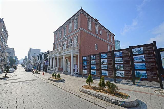 인천 ‘개항장 문화의 거리’에 개관한 중구 생활사 전시관. 철거 40년만에 한국 최초의 서양식 숙박시설인 대불호텔을 옛모습 그대로 복원했다.