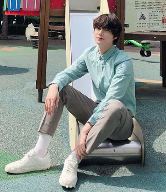 The photo of actor Ahn Jae-hyuns coolness attracted attention.Meanwhile, Ahn Jae-hyun is considering appearing in the drama The Hazardous Humans, which is discussing the formation of MBCs second half.