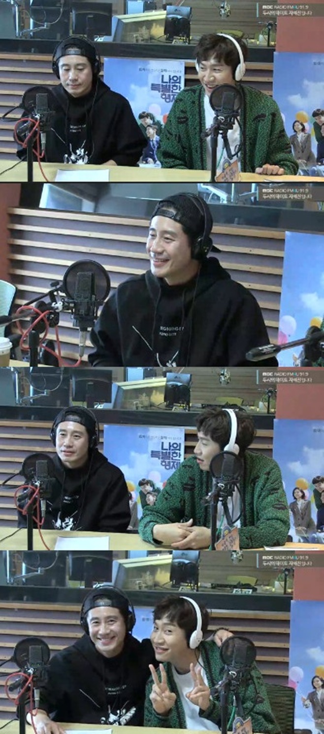 Shin Ha-kyun and Lee Kwangsoo have revealed each other in Date of the Duchy.In MBC FM4U Its Ji Suk-jin (hereinafter referred to as Date of Two), which was broadcast on the afternoon of the 30th, Actor Shin Ha-kyun and Lee Kwangsoo, who starred in the movie My Special Brother, appeared as guests and talked various stories.Lee Kwangsoo, who is appearing together with DJ Ji Suk-jin and SBS entertainment program Running Man, said, Personally, Sukjin looks cool when he is radioing.So Ji Seon-jin replied wittyly, The place is changed to another shape.Ji Suk-jin asked Shin Ha-kyun, Do you have an entertainment program you want to appear in? Shin Ha-kyun said, I do not have a periphery, so entertainment is a little burdensome.Lee Kwangsoo, who listened to this, recalled Shin Ha-kyun at the time, When Ha Kyun appeared on Running Man, it was so unnatural to laugh at the end of the mission that he was afraid of his face.On this day, Shin Ha-kyun introduced Lee Kwangsoo as a faithful and good-natured friend and said, I want to resemble you except for appearance.Ji Suk-jin asked, Is Mr. Kwangsoo serious in the movie shoot? Shin Ha-kyun said, Yes. He said, I think only characters and I always concentrate when shooting.In the words of Shin Ha-kyun, Ji Suk-jin added, Its a serious personality in its original form, adding that when performing, other DNA comes out.Ji Suk-jin commented on the role Lee Kwangsoo played in the movie and said, Mr. Kwangsoo has a body, and he is good at Sooyoung in the movie.Shin Ha-kyun explained, There was an original band, and Mr. Kwangsoo is good at Sooyoung so that his limbs are long and his band can not follow.Also, Ji Suk-jin asked, Does Mr. Kwangsoo fit well with Mr. Shin Ha-kyun? and Shin Ha-kyun said, There has never been a trouble.Ji Suk-jin said, Kwangsoo is not a troublesome personality.Ji Suk-jin then asked Shin Ha-kyun, How was Lee Kwangsoos acting while shooting? Shin Ha-kyun said, I was expecting it because Mr. Kwangsoo was acting until he monitored it. I will be surprised by the prejudice and image of Kwangsoo.Shin Ha-kyun, who was cast first in this film, explained the opportunity to choose the work, It was good to look at it from a different perspective, and I wanted to challenge the role because it was a movie based on a true story.Shin Ha-kyun recalled his first meeting with Lee Kwangsoo and said, I thought it was an active friend when I saw it on the air, but it was not when I met it.I thought Mr. Kwangsoo would come to me when I was unfamiliar, but he did not, he said, embarrassing Lee Kwangsoo.He also mentioned Avengers: Endgame, which is being screened at the same time.Shin Ha-kyun said, I think there will be a difference because the genre is different. Lee Kwangsoo said, I thought the movie would be great, but I did not know that you would see so much. I am looking forward to seeing our movie while looking for a movie theater.The film My Special Brother is a human comedy film of his brother Dong-gu, who has an extraordinary brain but has excellent Sooyoung skills with his brother Se-ha (Shin Ha-kyun), who cant go anywhere without his brother Dong-gu (Lee Kwangsoo), but can do nothing without his brother Se-ha.Its scheduled for release on the 1st.