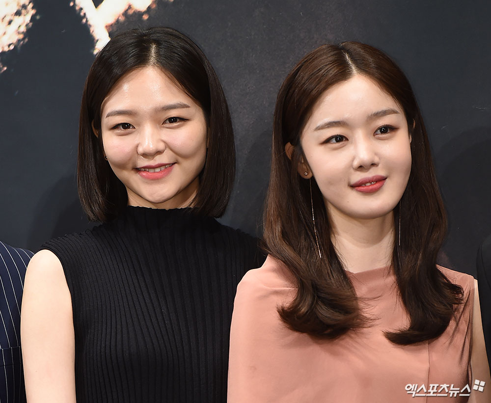 Actors Esom and Han Sun-hwa who attended the OCN new drama Save Me 2 production presentation held at Imperial Palace Hotel in Nonhyeon-dong, Seoul on the afternoon of the 30th are posing.