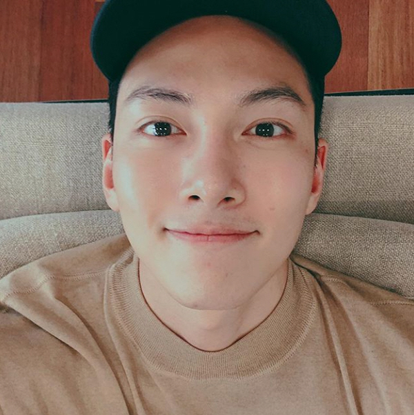Actor Ji Chang-wooks warm visuals focused attention.Ji Chang-wook posted a picture on his instagram on the 1st, saying Its good.In the photo, there is a picture of Ji Chang-wook full of relaxation. His clear features are outstanding in the close-up photos.The friendly eyes that looked at the camera made the fans tremble. Especially, Ji Chang-wook showed a bright smile and showed off his warm visuals.On the other hand, Ji Chang-wook, who was discharged from the company on the 27th, will start his activities as a domestic fan meeting on the 19th.