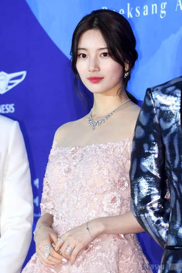 Actor Bae Suzy poses on the red carpet of 55th Baeksang Arts Grand Prize held at COEX, Samsung-dong, Seoul on the afternoon of the 1st.