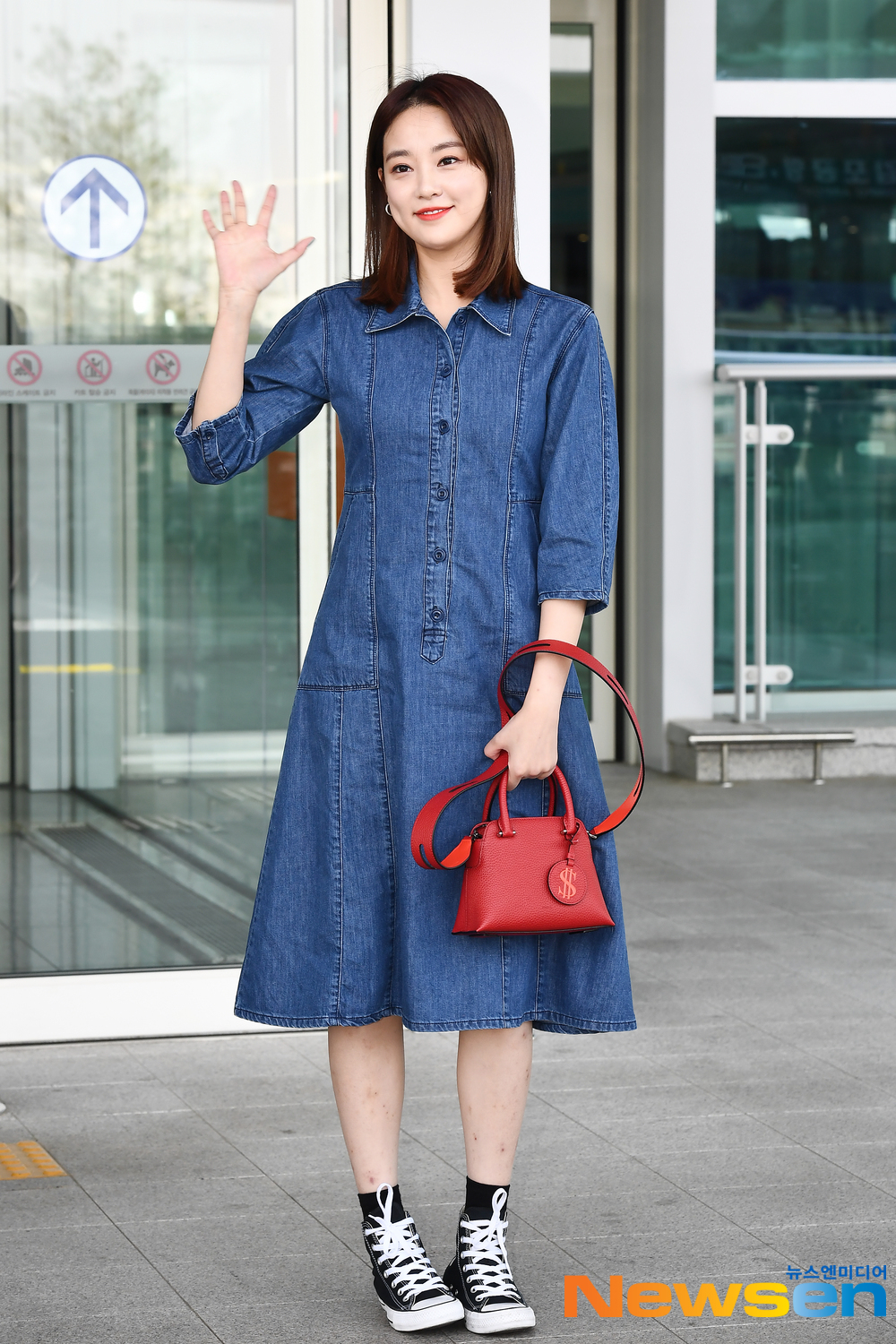Talent and singer Lee Joo-yeon left for Berlin, Germany, on May 1, at Incheon International Airport in Unseo-dong, Jung-gu, Incheon.Talent and singer Lee Joo-yeon is leaving for Berlin, Germany, with airport fashion.exponential earthquake