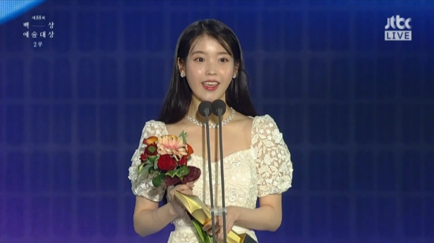 Lee Ji-eun (IU) D.O. has won the V LIVE Popular Award.Lee Ji-eun D.O. won the V LIVE Popular Award at the 55th Baeksang Arts Grand Prize held at COEX D Hall in Gangnam-gu, Seoul on the afternoon of May 1.Lee Ji-eun said, I attended the Baeksang Arts Grand Prize for the first time, and I heard that this award is given by fans vote.I am so grateful to Yuana for voting hard day and night to get me that prize. I would like to say thank you to my uncle teams.I am now working with Mr. Yeo Jin-gu on the title of Hotel Deluna. I think I can visit you this summer.kim myeong-mi