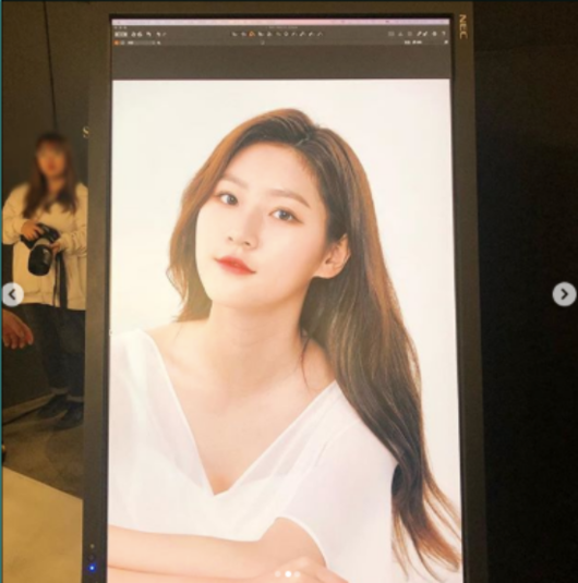 Actor Kim Sae-ron showed her innocence at the advertising shooting scene.Kim Sae-ron posted a photo on his SNS on the 1st.Kim Sae-ron showed off her beautiful beauty in a white costume in the photo.Kim Sae-ron played the role of Kang Yoo-jin in the movie Neighbors released last year, and he showed up in various entertainments.