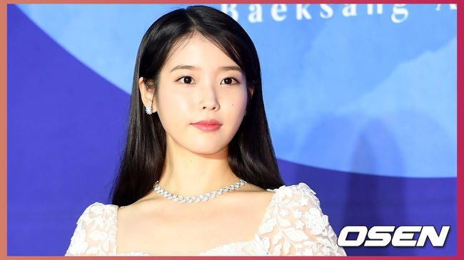 The 2019 55th Baeksang Arts Awards Red Carpet event was held at COEX, Gangnam-gu, Seoul on the afternoon of the 1st.Actor IU is stepping on Red Carpet.