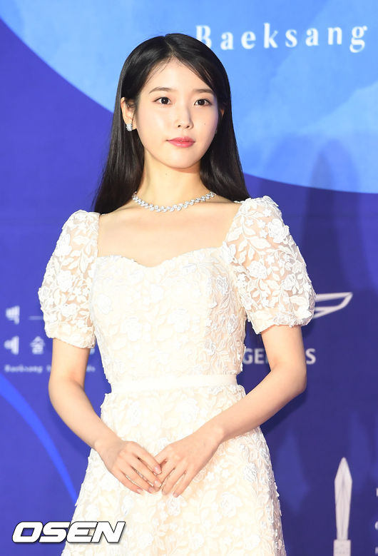 The 2019 55th Baeksang Arts Awards Red Carpet event was held at COEX, Gangnam-gu, Seoul on the afternoon of the 1st.Singer and actor IU (Lee Ji-eun) is stepping on the Red Carpet.