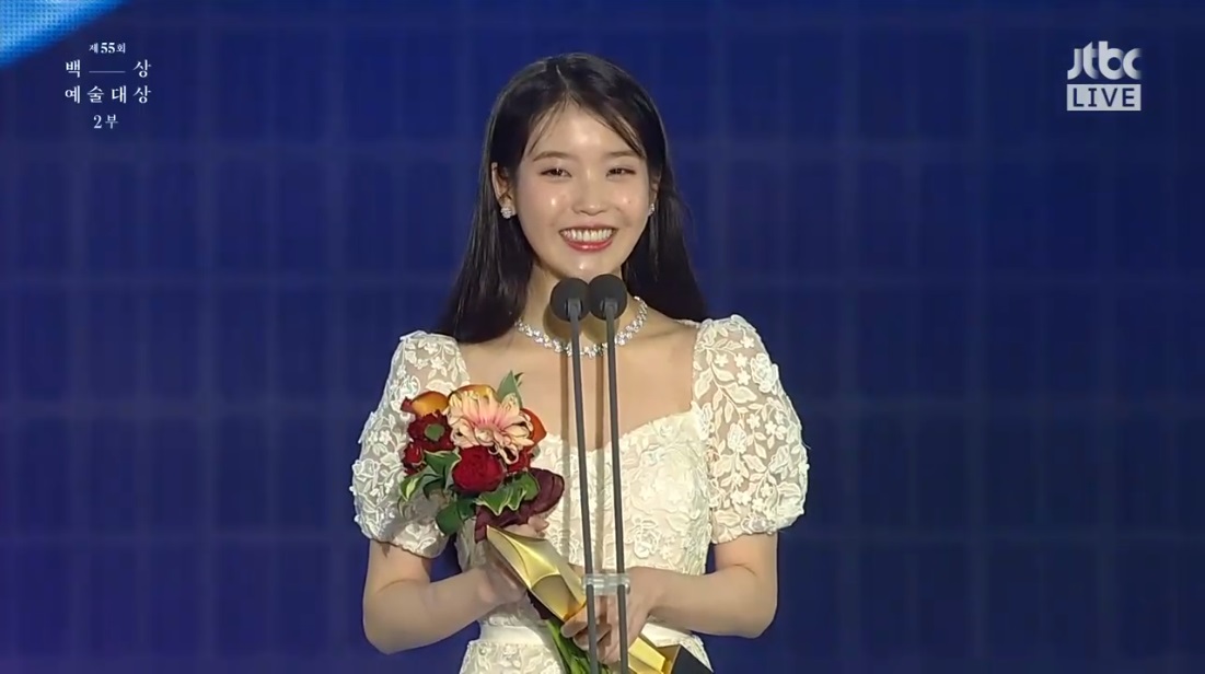 Actors Lee Ji-eun and D.O. received the 2019 Baeksang Arts Awards.They won the Love Live!! Popular Award at the 55th Baeksang Arts Grand Prize held at COEX D Hall in Gangnam-gu, Seoul on the afternoon of the 1st.Lee Ji-eun, who played the main character Jian in TVN My Man from Nowhere, said, Hello.IU Lee Ji-eun. Lee Ji-eun said, I was the first to attend the Baeksang Arts Awards.I want to say thank you so much and love you to the fans who would have voted day and night. I am grateful to the team of My Man from Nowhere, who made me so loved last year, he said. Im taking a photo of Hotel Belluna with Mr. Yeo Jin-gu.I think Ill visit you in the summer. Please look forward to it.D.O. (Exo Dio), who played Rogisu as the main character in the movie Swing Kids, failed to attend the awards ceremony.The awards ceremony was broadcast live on JTBC and Naver VLove Live!, and Shin Dong-yeop, Suzie and Park Bo-gum were in charge of the awards ceremony.
