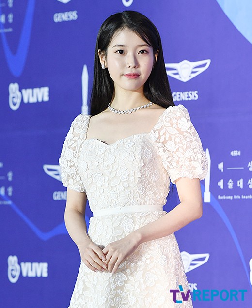 Actor and singer IU is stepping on the red carpet of the 55th Baeksang Arts Awards held at COEX, Samsung-dong, Gangnam-gu, Seoul on the afternoon of the 1st.