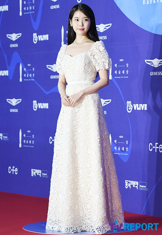 Actor and singer IU is stepping on the red carpet of the 55th Baeksang Arts Awards held at COEX, Samsung-dong, Gangnam-gu, Seoul on the afternoon of the 1st.