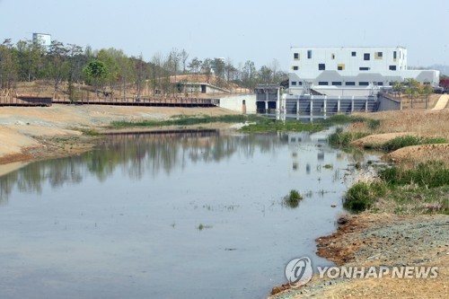 처음 공개된 서울식물원 습지원 (서울=연합뉴스) 안정원 기자 = 1일 정식 개원한 서울 강서구 마곡 서울식물원 내 습지원.      한강 습지 생태공원인 습지원에는 올림픽대로 위를 가로지르는 보행교가 있어 식물원에서 바로 한강으로 이어진다.          서울식물원은 식물원과 공원이 결합한 국내 최초의 보타닉(botanic) 공원이다. 임시 개방 기간에만 250만명이 다녀갔다.     2019.5.1 jeong@yna.co.kr