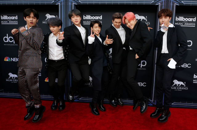 BTS won the Top Social The Artist Award for the third consecutive year at the 2019 Billboards Music Awards.BTS received the Top Social The Artist Award at the 2019 Billboards Music Awards at the MGM Grand Garden Arena in Las Vegas on Monday (Korea time).We did it - thank you for putting us back on this spot again, BTS said, thanking fans.Top Social The Artist Award is a division that Justin Theroux Beaver has monopolized for six consecutive years, which is not an exaggeration to say that it was previously called Justin Theroux Beaver Award.But for the first time in 2017, the crown was handed over to BTS, and for the third consecutive year, BTS succeeded in winning the prize, and now it is no longer unreasonable to say BTS Award.In fact, BTS is receiving extraordinary attention at the 2019 Billboards Music Awards, when they appeared on the awards ceremony red carpet, overwhelming shouts came out.The 2019 Billboards Music Awards side also took hospitality with world stars such as Taylor Swift, Cardibi, Drake and Madonna, along with BTS.On this day, BTS set up a Poetry for Small Things collaboration with singer-songwriter Halsey, who meeted and befriended two years ago at the Billboards Music Awards.Were fans of each other. Halsey came to Korea to do joint work. Our collaboration was created right here, he said.BTS will be the star of the Billboards Music Awards two titles following the limited-end collaboration stage; they are being nominated for the Top Duo/group category, drawing keen attention.