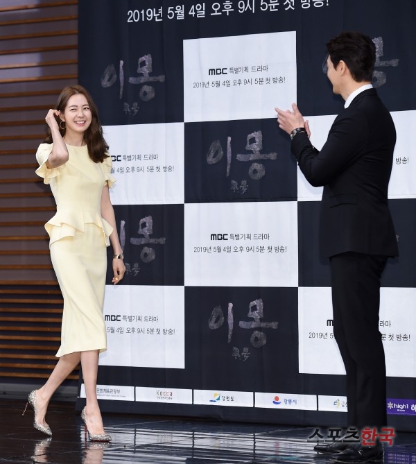 Lee Yo-won and Yoo Ji-tae are attending MBC special project Imong production presentation held at Golden Mouse Hall on the first floor of MBC Sangam new building in Mapo-gu, Seoul on the afternoon of the afternoon.Lee Yo-won, Yoo Ji-tae, Lim Joo-hwan, Nam Kyu Ri and Yoon Sang-ho attended the production presentation of Imong on this day.