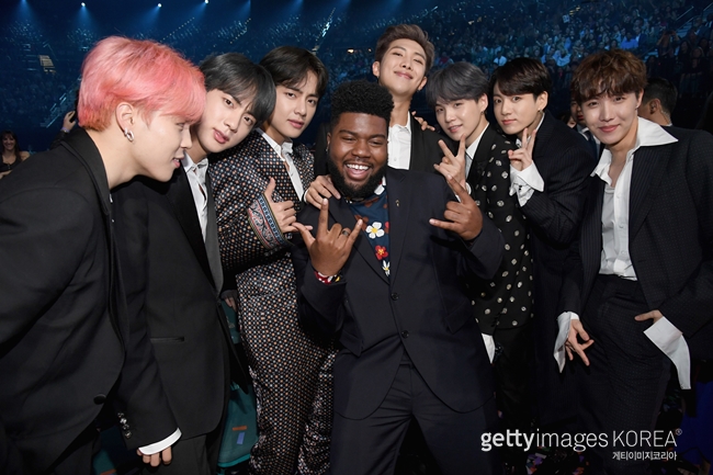 The 2019 Billboards Music Award (hereinafter BBMA) was held at the MGM Grand Garden Arena in Las Vegas on the 2nd (Korea time).On the day, BTS showed off their extraordinary friendship by taking a certification shot with Khalid; the members in the photo are posing nicely with Khalid.Earlier, BTS cited Khalid as the most wanted artist in an interview with a media.The members expressed their affection for the opportunity to collaborate if they were expecting his stage.Meanwhile, BTS set a milestone at the ceremony, winning the Top Duo/group category and Top Social The Artist category.BTS also proved its position in the local area by placing the seat in the front row of The Artist seat among the awards ceremony seats.