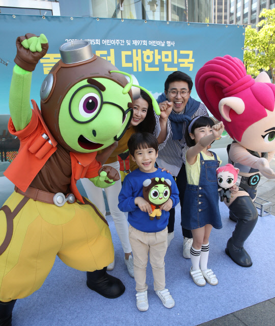 The animated Running Man characters and models selected as the ambassadors for the 2019 15th Childrens Week and 97th Childrens Day Childrens Rights Festival are promoting the Childrens Day event in Gwanghwamun, Seoul on the 2nd.Children visiting the Seoul City Hall Plaza on the 5th of the morning of the Childrens Day will be able to enjoy the event to perform a game mission with a Running Man and collect the seals and receive the products.