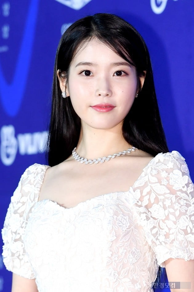 Actor IU attended the 55th Baeksang Arts Grand Prize red carpet held at COEX, Samsung-dong, Seoul on the afternoon of the afternoon and has photo time.
