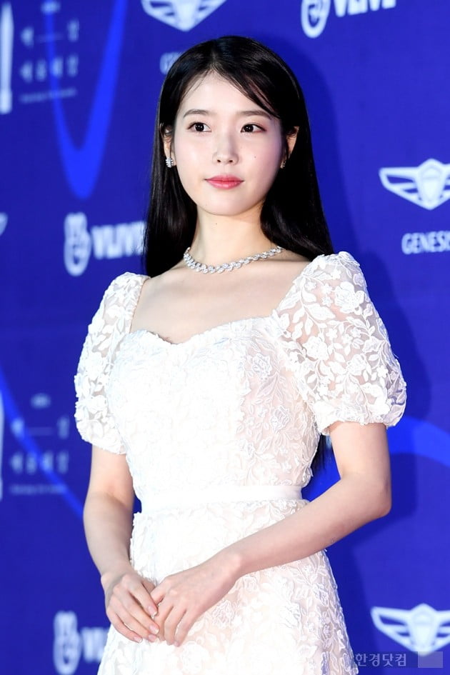 Actor IU attended the 55th Baeksang Arts Grand Prize red carpet held at COEX, Samsung-dong, Seoul on the afternoon of the afternoon and has photo time.