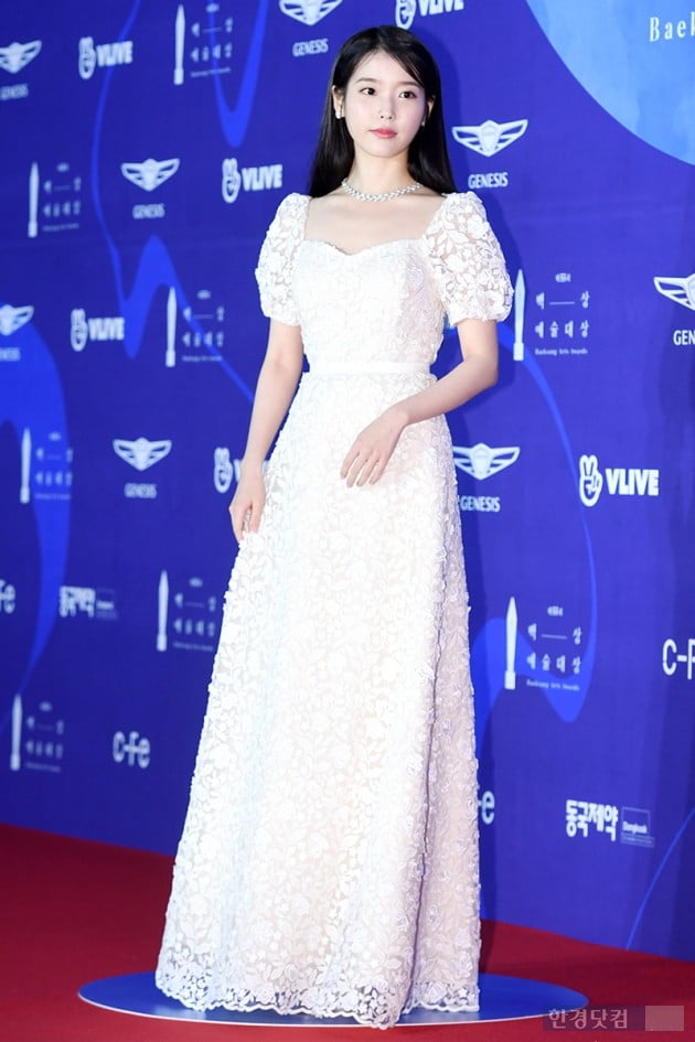 Actor IU attended the 55th Baeksang Arts Grand Prize red carpet held at COEX, Samsung-dong, Seoul on the afternoon of the afternoon and has photo time.