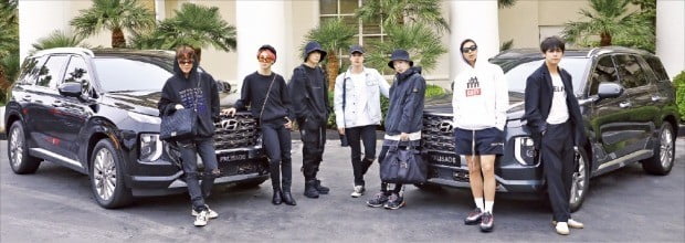 Hyundai Toyota provided the Sports Utility Vehicle (SUV) Palisade to the K-pop group BTS, which was selected as the two awards candidates for the 2019 Billboard Music Awards, Top Duo and Group and Top Social Artist.BTS takes a photo in front of its accommodation in Las Vegas, Nevada, U.S., on the 29th of last month. From left, J. Hop, Ji Min, Jung Guk, Jin, Sugar, RM, and Bhu.Hyundai Toyota