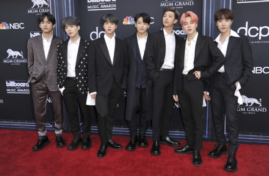 Group BTS won two gold medals at the 2019 Billboards Music Awards (hereinafter referred to as the Billboards Awards).He won the Top Group and Top Social The Artist category.BTS enjoyed the performance by sitting in the front row of The Artist seat at the Billboards Awards ceremony at the MGM Grand Garden Arena in Las Vegas, Nevada, USA on the morning of the 2nd (Korea time).Whenever he was caught on NBCs camera, he was relaxed enough to greet him lightly.BTS was also caught on screen at singer Kelly Clarksons Billboards awards opening.Members approached the camera at this time and enjoyed the stage of other singers with poses or light rhythms; other singers also demanded a photo shoot, referring to BTS.BTS responded with a smile.