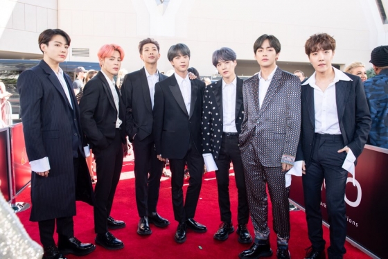 BTS won the Top Social Artist category at the venue.This has earned BTS three consecutive awards since 2017.The top social The Artist division covers the winners by adding music sales, streaming, social data index, and fan voting over the past year.Leader RM received a trophy on the red carpet and said, Thank you for winning for the third consecutive year and I will do my best in the future.