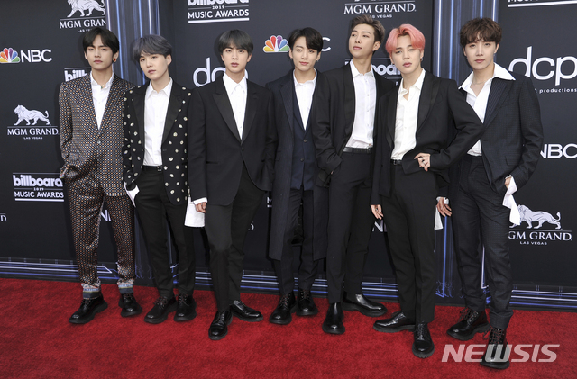 Journalist and producer Sway Callaway, 48, won BTS a trophy for the Top Social The Artist category at the Red Carpet of the awards ceremony at the United States of Americas MGM Grand Garden Arena on the morning of the 2nd (Korea time).Its a very big prize - thank you, the BTS members gushed.BTS has received the Top Social Artist category for the past two consecutive years at the awards ceremony, and it was highly likely to win the award since it was named for the third time this time, but it was expected to receive it as expected.The influence of Twitter and YouTube strongman BTS is the World top.According to the May 4 chart released by Billboards on April 30, it has the longest record in the Social 50, ranking 124th in its career and 94th consecutive week.BTS was also nominated for the Top Iruvar and Group category at the awards ceremony, so attention is focused on whether it will win two gold medals at the awards ceremony.This is the first time BTS has been nominated for the Top Iruvar and Group category: It competes with prominent teams such as Muroon 5, Imagine Dragons, Panic at the Disco, and Dan & Shay.Just because BTS, who has been working as a Korean album, has been nominated is a great achievement.If you take the top Iruvar and group category, which is highly regarded for its musical ability rather than team nomination, you will be recognized as an unremarkable team on both popularity and ability.At the awards ceremony, BTS also co-hosts the United States of America pop star Halsey, 25, who featured Poetry for Small Things.This is the first time BTS and Halsey have been singing the song together on stage, attracting the attention of World pop music fans.The Billboards Music Awards will be presented as the United States of Americas three major music awards ceremony, along with the Grammy Awards and the American Music Awards.BTS has been on the stage for three consecutive years as a leading nominee and performer, and the whole area was buzzing with cheers as they appeared on Red Carpet.