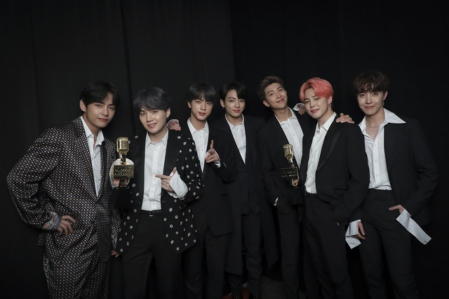 It was foreseen early on that BTS won the Top Social The Artist category at the ceremony at the United States of Americas MGM Grand Garden Arena on Sunday.He received the Top Social The Artist category for the third consecutive year as a winner, and Twitter Inc. and YouTube strongman BTS social media influence are World top.According to the May 4 chart released by Billboards on April 30, it has the longest record in the Social 50, ranking 124th in its career and 94th consecutive week.On the other hand, experts were cautious about the possibility of winning the Top Iruvar and Group category, which is a prize that emphasizes musicality rather than popularity.Although BTS album has a high musical perfection, there is a disadvantage of Korean album and above all, the candidates have been prominent.Muroon 5, Imagine Dragons, Panic at the Disco, Dan & Shay, and other World pop stars. Among them, Korea is highly likely to win the Muroon 5, which has a fandom.This is the first time BTS has been nominated for the category.When the winner of the Top Iruvar and Group category was called, BTS members sitting in the audience also showed a surprised expression.It has been recognized as a team that has no reputation for popularity and ability, taking up the Top Iruvar and Group category, which is highly regarded for its musical ability rather than team nomination.The Billboards Music Awards will be presented as the United States of Americas three major music awards ceremony, along with the Grammy Awards and the American Music Awards.This year, from March 23 last year to March 7 this year, we selected candidates based on chart records, including album and digital sound source sales, radio broadcasting frequency, streaming, performance and social participation index.During this period, BTS has been on top twice on Billboards main album chart Billboards 200.In his acceptance speech for the Top Iruvar and Group category, BTS said: Thank you (fan club) ARMY, all of which was possible thanks to the small things we shared.This is the power of BTS and Ami: we are still the boys six years ago, dreaming the same, having the same fears and thoughts, and we will continue to dream the best together, he said.It is meaningful that it was recognized for its musicality on the mainland of the World pop market.It proved that it is not a team that is attracting attention as a fandom centered on mania, but a team that is evaluated as musical perfection in the main stream market.Lee Dae-hwa, a popular music critic, said, It is very meaningful to win the major music category, not the social sector decided by fan voting. It is a disprovement that the recognition of BTS in the mainstream of United States of America is getting thicker.After the awards ceremony, BTS said through its agency Big Hit Entertainment, Its an honor to receive such a meaningful award today, I cant believe it.At this moment, I would like to say that I am proud and grateful to Ami and the members who are here, and I was able to finish the stage with the shouts and cheers of many people.I will show you a lot of wonderful stage on the stadium tour that starts in the future. There are tasks.This week on the Billboards singles chart Hot 100, Poetry for Small Things dropped 32 places from 8th to 40th last week, the critic said. There are still some things to solve, such as Korean handicaps and more complete music.BTS performed the title song for their new album, Map of the Sol: Persona, Poetry for Small Things.He played the song for the first time on stage with United States of America pop star Halsey, 25, who participated in the feature of the song.BTS was cheered by fans and pop stars who filled the awards ceremony with Halsey and leisurely live, as well as powerful performance.In the audience, with the song of BTS, the stage ended and I had a tremendous shout and a standing ovation, Big Hit said.It was the 14th of the 15 Performance teams to perform on the day, behind the stage of outstanding pop stars such as Madonna and Mariah Carey, just before Paula Abdul, who decorated the finale.BTS members also posted commemorative photos on Twitter Inc. with Madonna they met at the awards ceremony.Kim Young-dae, a music critic who wrote BTS: The Review, which analyzed all of BTS songs, wrote on social media: This is a historic moment when we have been recognized for its achievements in the mainstream market center of United States of America pop since Korean pop music has spread to World under the name K-pop.It is a new biography in that the Korean group is a result of music in Korean. 