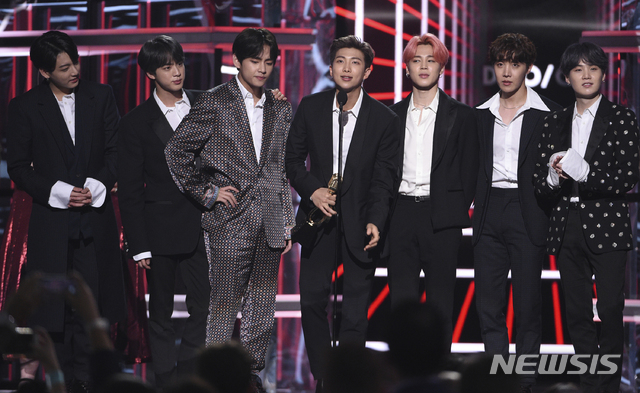 It was foreseen early on that BTS won the Top Social The Artist category at the ceremony at the United States of Americas MGM Grand Garden Arena on Sunday.He received the Top Social The Artist category for the third consecutive year as a winner, and Twitter Inc. and YouTube strongman BTS social media influence are World top.According to the May 4 chart released by Billboards on April 30, it has the longest record in the Social 50, ranking 124th in its career and 94th consecutive week.On the other hand, experts were cautious about the possibility of winning the Top Iruvar and Group category, which is a prize that emphasizes musicality rather than popularity.Although BTS album has a high musical perfection, there is a disadvantage of Korean album and above all, the candidates have been prominent.Muroon 5, Imagine Dragons, Panic at the Disco, Dan & Shay, and other World pop stars. Among them, Korea is highly likely to win the Muroon 5, which has a fandom.This is the first time BTS has been nominated for the category.When the winner of the Top Iruvar and Group category was called, BTS members sitting in the audience also showed a surprised expression.It has been recognized as a team that has no reputation for popularity and ability, taking up the Top Iruvar and Group category, which is highly regarded for its musical ability rather than team nomination.The Billboards Music Awards will be presented as the United States of Americas three major music awards ceremony, along with the Grammy Awards and the American Music Awards.This year, from March 23 last year to March 7 this year, we selected candidates based on chart records, including album and digital sound source sales, radio broadcasting frequency, streaming, performance and social participation index.During this period, BTS has been on top twice on Billboards main album chart Billboards 200.In his acceptance speech for the Top Iruvar and Group category, BTS said: Thank you (fan club) ARMY, all of which was possible thanks to the small things we shared.This is the power of BTS and Ami: we are still the boys six years ago, dreaming the same, having the same fears and thoughts, and we will continue to dream the best together, he said.It is meaningful that it was recognized for its musicality on the mainland of the World pop market.It proved that it is not a team that is attracting attention as a fandom centered on mania, but a team that is evaluated as musical perfection in the main stream market.Lee Dae-hwa, a popular music critic, said, It is very meaningful to win the major music category, not the social sector decided by fan voting. It is a disprovement that the recognition of BTS in the mainstream of United States of America is getting thicker.After the awards ceremony, BTS said through its agency Big Hit Entertainment, Its an honor to receive such a meaningful award today, I cant believe it.At this moment, I would like to say that I am proud and grateful to Ami and the members who are here, and I was able to finish the stage with the shouts and cheers of many people.I will show you a lot of wonderful stage on the stadium tour that starts in the future. There are tasks.This week on the Billboards singles chart Hot 100, Poetry for Small Things dropped 32 places from 8th to 40th last week, the critic said. There are still some things to solve, such as Korean handicaps and more complete music.BTS performed the title song for their new album, Map of the Sol: Persona, Poetry for Small Things.He played the song for the first time on stage with United States of America pop star Halsey, 25, who participated in the feature of the song.BTS was cheered by fans and pop stars who filled the awards ceremony with Halsey and leisurely live, as well as powerful performance.In the audience, with the song of BTS, the stage ended and I had a tremendous shout and a standing ovation, Big Hit said.It was the 14th of the 15 Performance teams to perform on the day, behind the stage of outstanding pop stars such as Madonna and Mariah Carey, just before Paula Abdul, who decorated the finale.BTS members also posted commemorative photos on Twitter Inc. with Madonna they met at the awards ceremony.Kim Young-dae, a music critic who wrote BTS: The Review, which analyzed all of BTS songs, wrote on social media: This is a historic moment when we have been recognized for its achievements in the mainstream market center of United States of America pop since Korean pop music has spread to World under the name K-pop.It is a new biography in that the Korean group is a result of music in Korean. 