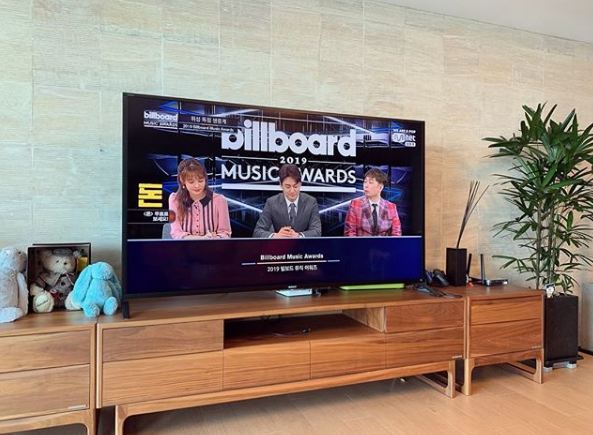 Kim So-young announcer reveals affection for Husband Oh Sang-jin announcerOn the 2nd, Kim So-young said to his instagram, I will sing the moon in three years, and I will study hard until dawn yesterday and tell you the good news today.Congratulations on the amis # bbma and posted a picture of watching the 2019 Billboard Music Awards relayed by Oh Sang-jin.Kim So-young has revealed several times that he is a fan of singer BTS through SNS.BTS won the Top Group and Top Social Artist awards at the 2019 Billboard Music Awards.In April 2017, Oh Sang-jin and marriage Kim So-young reported on her pregnancy in March.