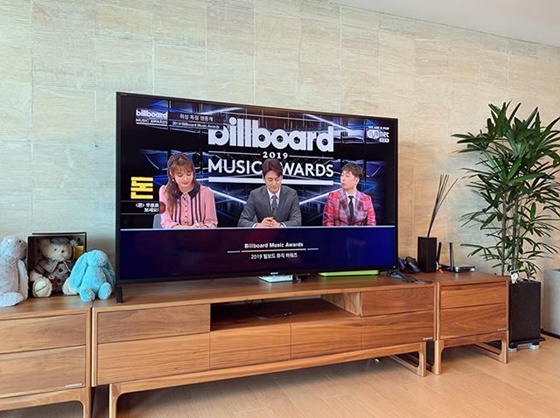 Kim So-young posted a picture of himself watching the 2019 Billboard Music Awards through his instagram on the 2nd.In addition, he said, I will sing the moon in three years of the dog. I studied hard until dawn yesterday and reported the good news today.Congratulations to the Ammy (BTS fan club), he wrote, celebrating the BTS award.Meanwhile, BTS won the Top Duo/Group Award for Top Social Artist at the 2019 Billboard Music Awards at the MGM Grand Garden Arena in Las Vegas (Korea time), raising the status of K-pop singer.