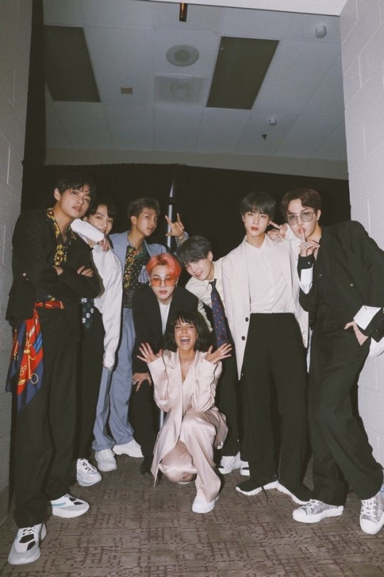 Pop singer Halsey has revealed her friendship with BTS.Halsey posted several photos on his Twitter account on the 2nd, along with an article entitled Ive been waiting for this moment. Halsey in the photo is taking a friendly pose with BTS, attracting attention.Earlier, Halsey presented the stage for City for Small Things collaboration with BTS at the 2019 Billboardss Music Awards (hereinafter BBMAs) at the MGM Grand Garden Arena in Las Vegas on the 1st (local time).On this day, Halsi showed a powerful and sexy stage through the solo stage, and with the BTS, he showed an energy-filled and bright appearance and attracted attention.Meanwhile, BTS won a top social artist award and a top duo/group award at 2019 BBMAs, earning a two-game lead.