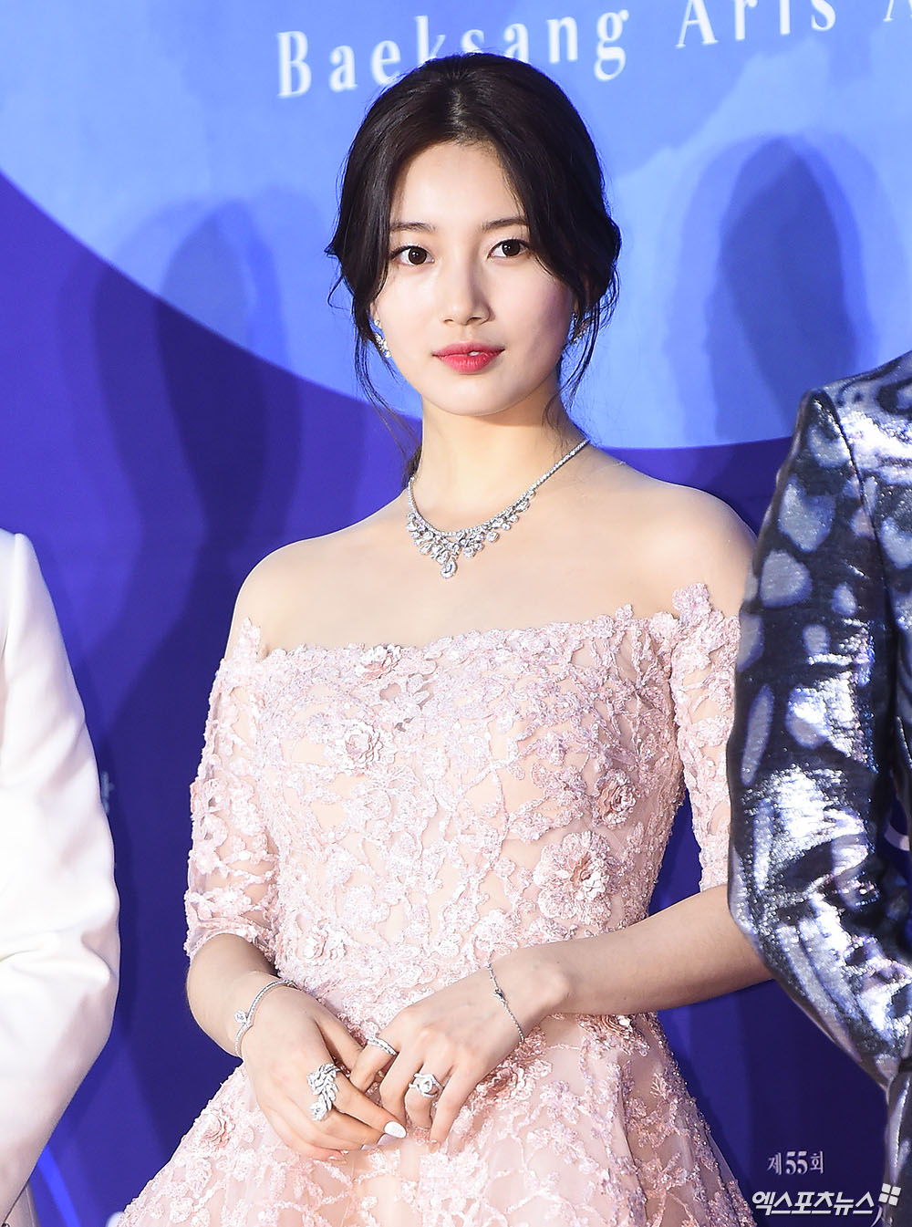 Actor Bae Suzy, who attended the 55th Baeksang Arts Awards red carpet event held at COEX, Seoul, on the afternoon of the afternoon, is posing.